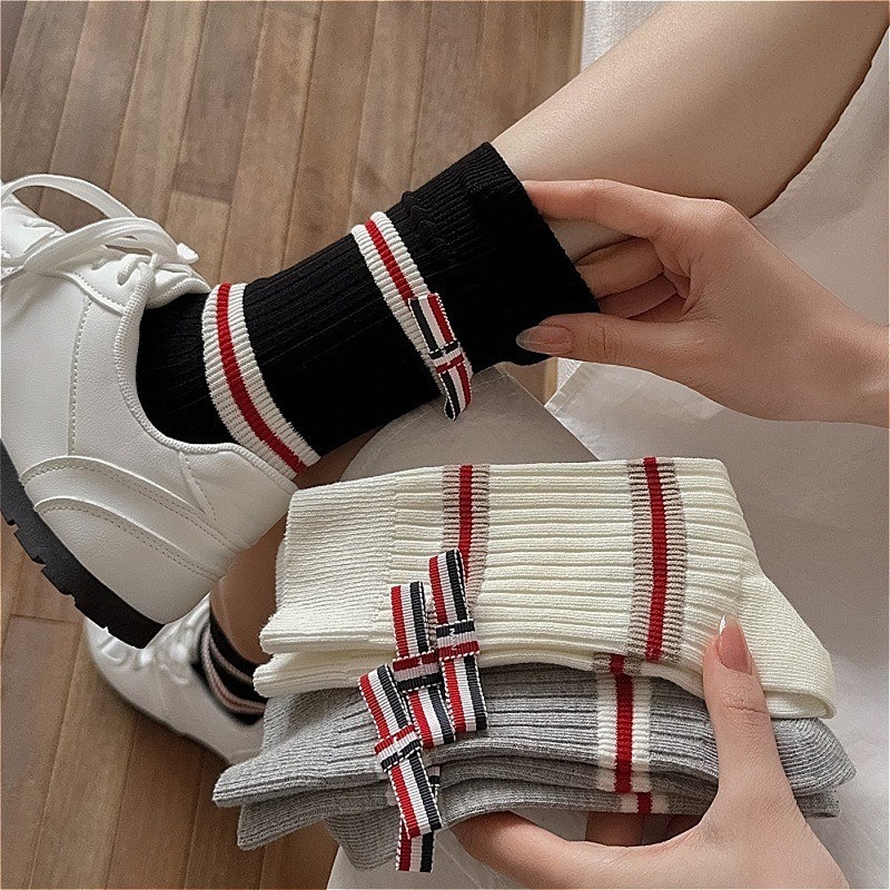 Cotton Crew Sock Pack - ถุงเท้าผู้หญิง 3 คู่ ผ้าฝ้ายหวีลายทางพร้อมโบว์ด้านข้าง สไตล์พรีปปี้ ลายทางสีแดงขาว