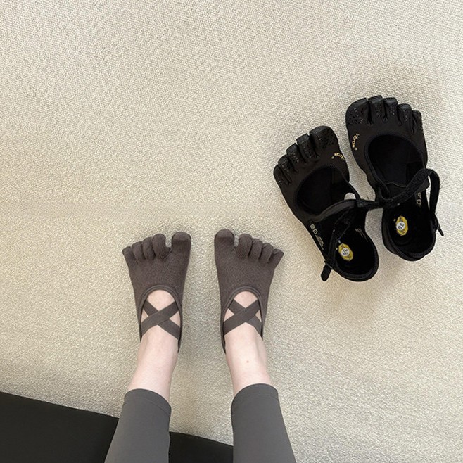 Grip Sock Yoga - ถุงเท้าโยคะแบบไขว้สำหรับผู้หญิง ป้องกันการลื่นด้วยซิลิโคน ระบายอากาศได้ดี เหมาะสำหรับพิลาทิส บาร์เร ฟิตเนส