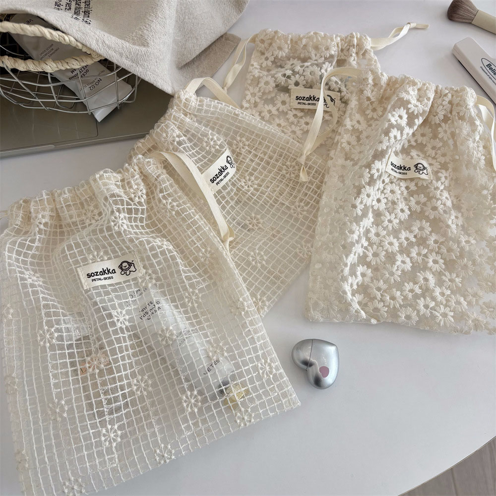 Sock Organizer Tray - กระเป๋าเครื่องสำอางผ้าตาข่ายปักลายดอกเดซี่พร้อมเชือกรูด กระเป๋าใส่ของใช้ในห้องน้ำ ชุดชั้นใน ถุงเท้า สำหรับเดินทางช่วงฤดูร้อน กระเป๋าจัดระเบียบอุปกรณ์เสริม